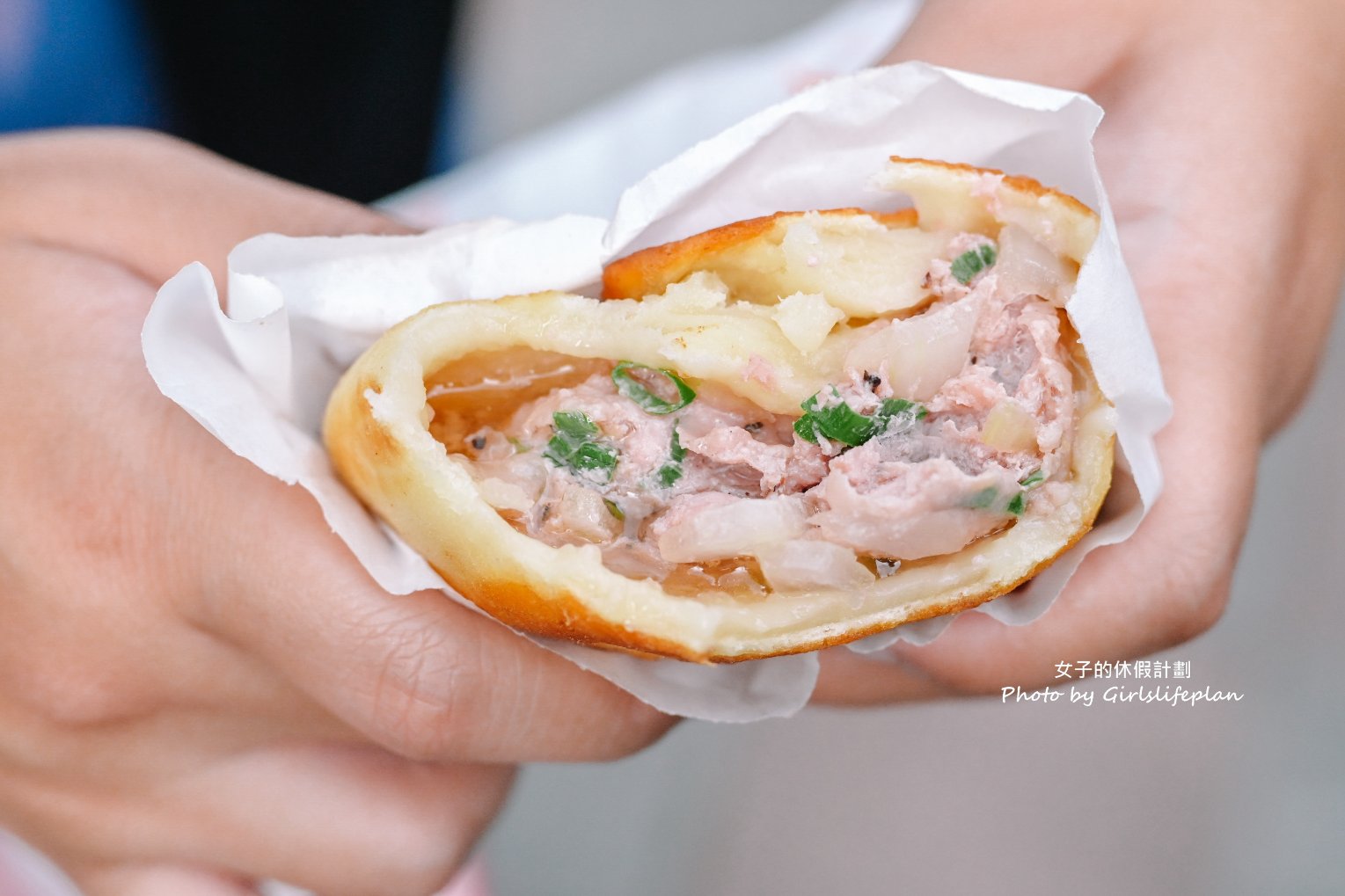 永安蔥油餅｜人氣排隊美食，手工蔥油餅、豬肉餡餅都買十送一(外帶) @女子的休假計劃