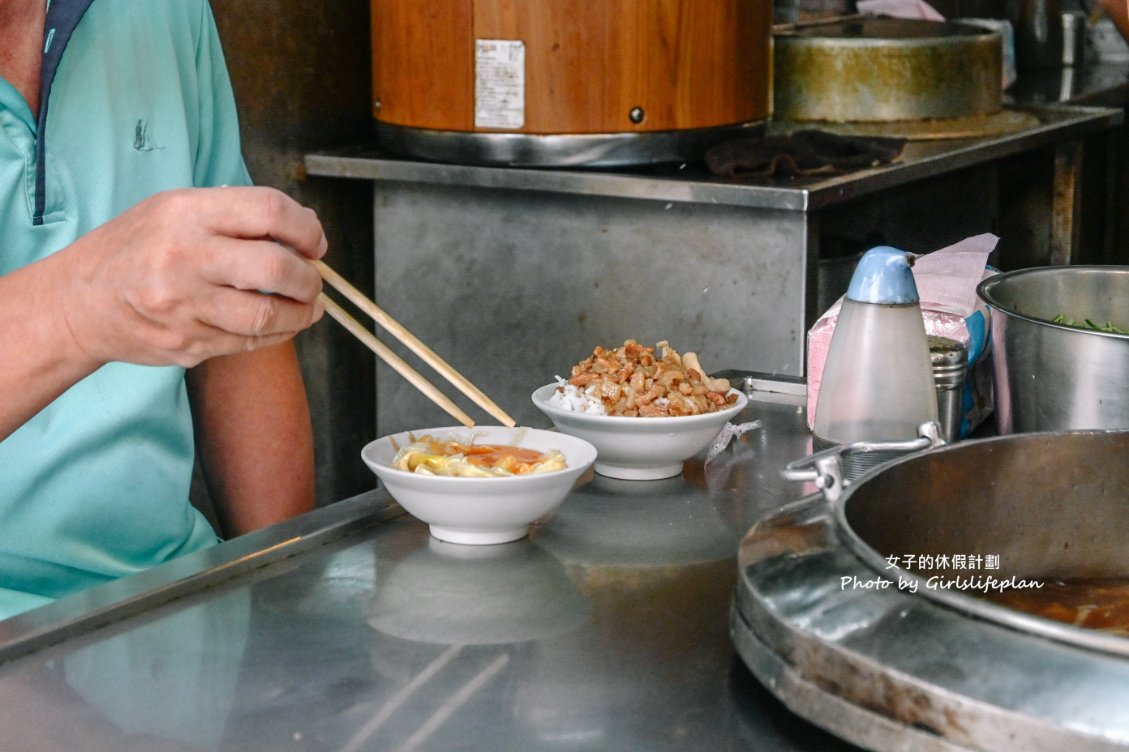 魯肉飯專家｜基隆廟口夜市美食滷肉飯25元人氣必吃(外帶) @女子的休假計劃