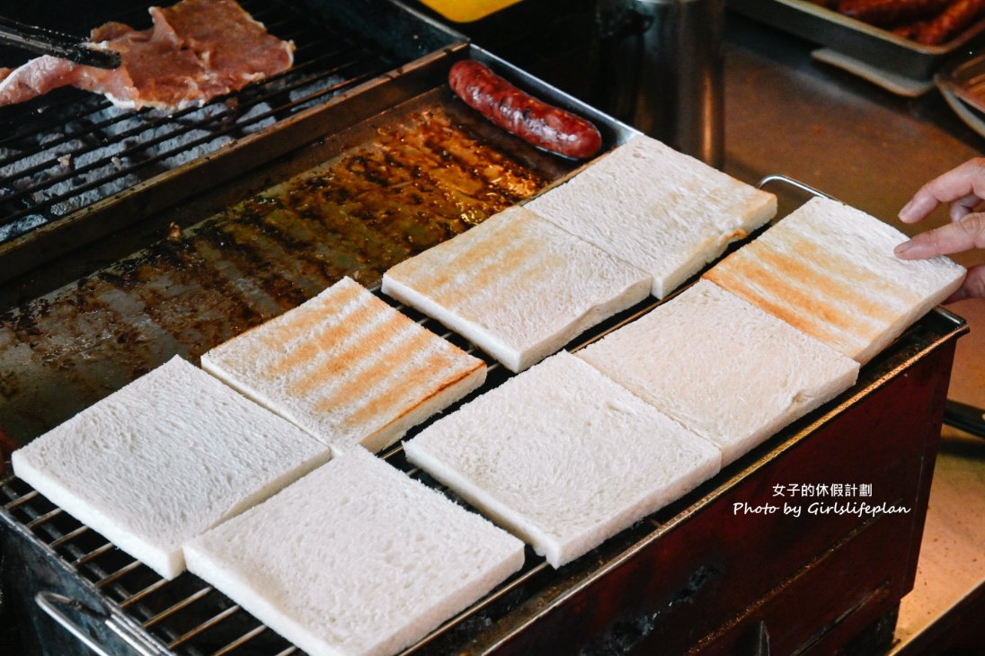 碳厚囍碳烤土司，早上6點開賣一早就可以吃到大腸包小腸超有特色/食尚玩家推薦/外帶 @女子的休假計劃