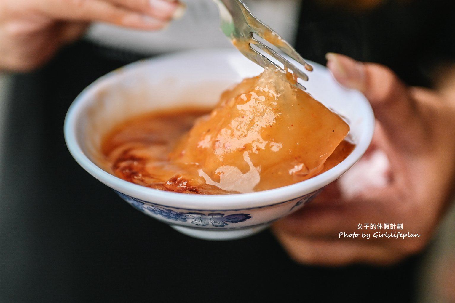 大里涼傘樹｜人氣超夯古早味肉圓一顆25元，免費湯品無限續(外帶) @女子的休假計劃
