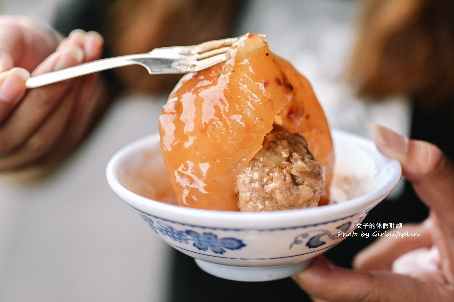 大里涼傘樹｜人氣超夯古早味肉圓一顆25元，免費湯品無限續(外帶) @女子的休假計劃