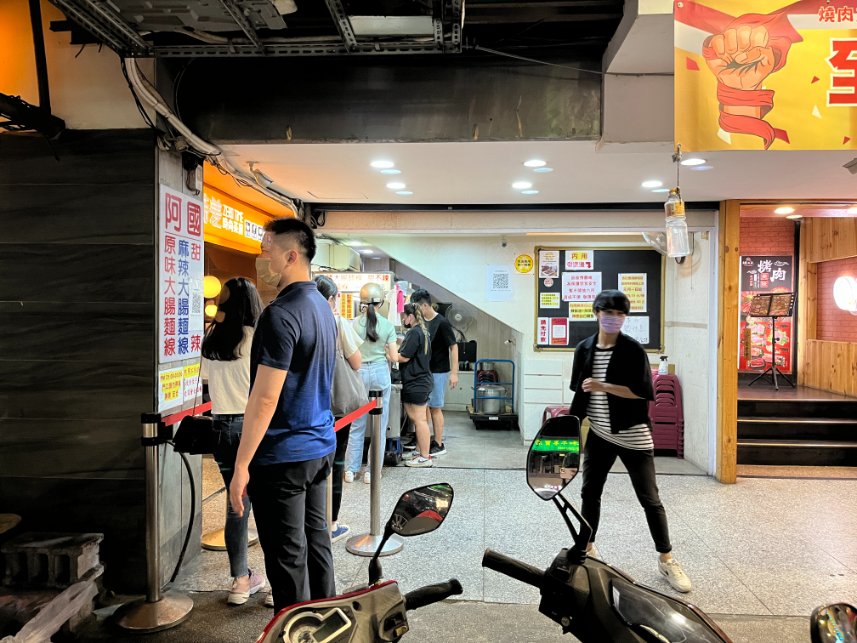 板橋阿國麵線/阿國甜不辣麻辣麵線：深夜限定夜貓子宵夜首選，只要有營業都大排長龍，從晚上吃到凌晨/外帶 @女子的休假計劃