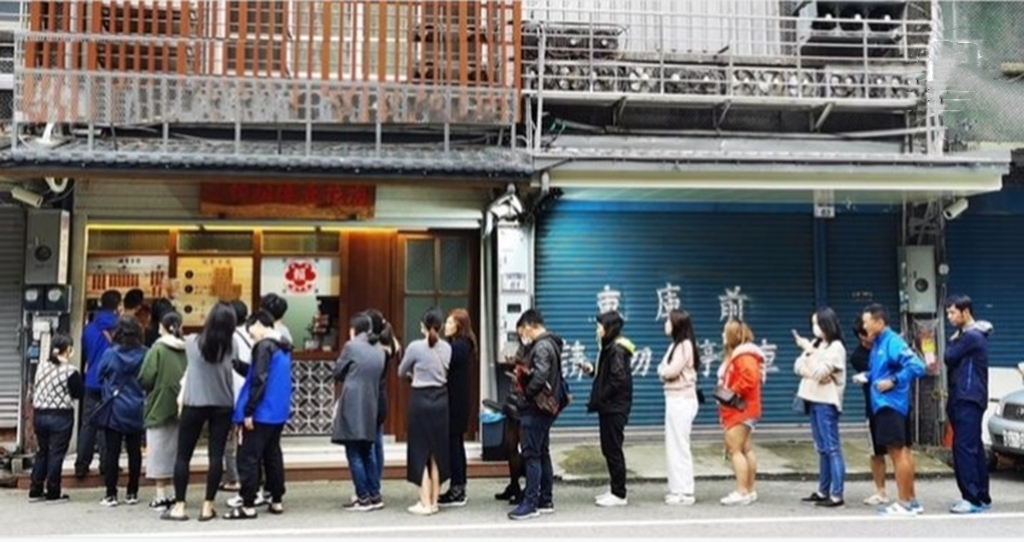 大溪賴祖傳豆花，在地60年人氣排隊美食，黑豆花人氣必點/桃園大溪豆花/外帶 @女子的休假計劃