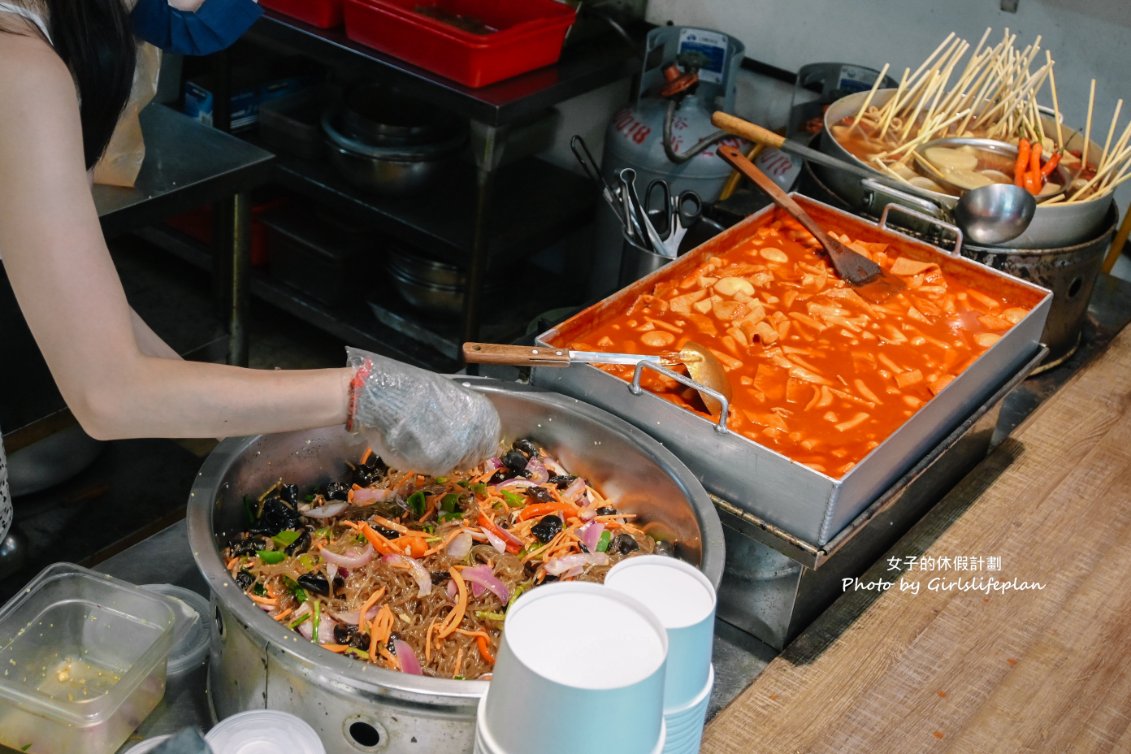 平價韓國小吃排隊美食，無名首爾小吃，韓國飯捲、辣炒年糕、魚板串人氣推薦/外帶 @女子的休假計劃