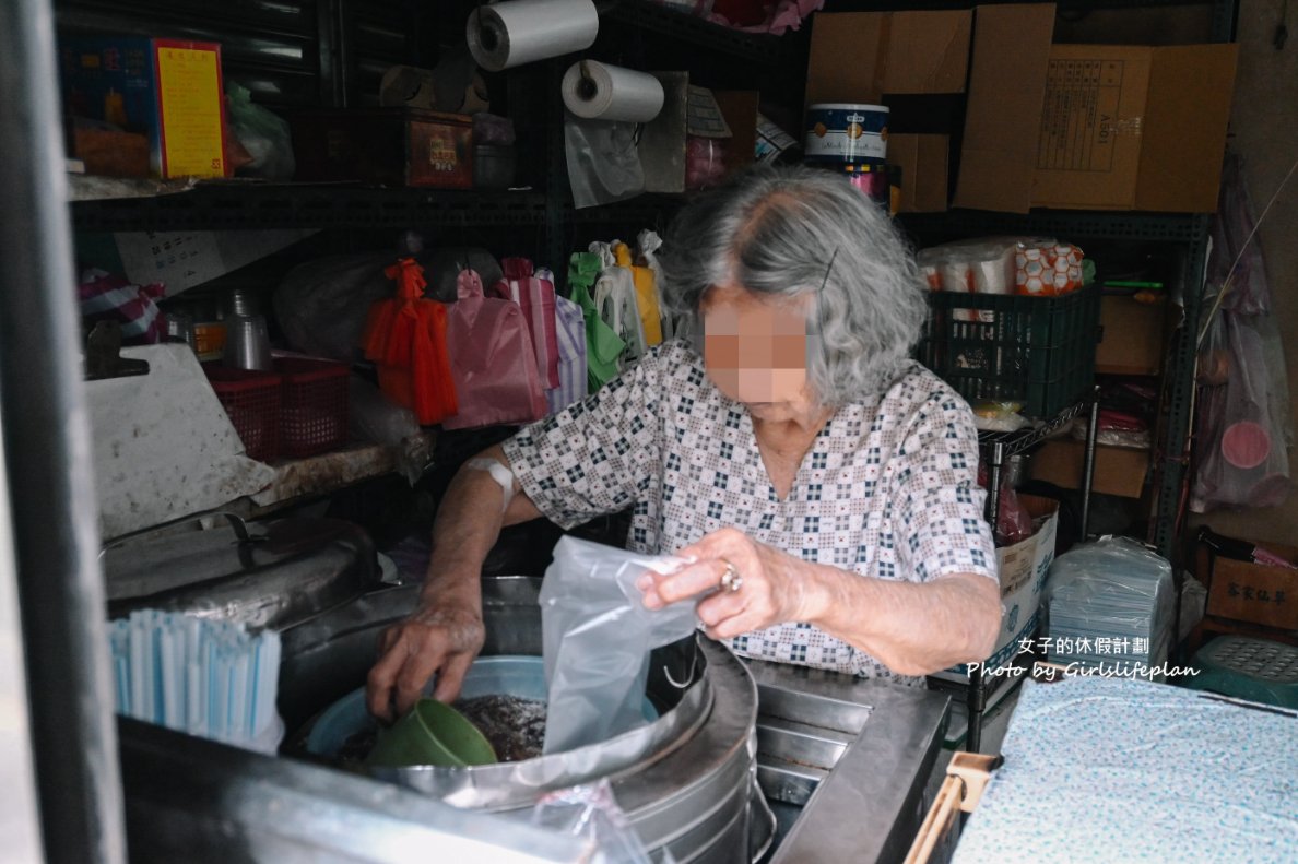 【板橋美食】阿嬤的紅茶，在地40年無招牌飲料店，行家才知道20元袋裝古早味紅茶冰/外帶 @女子的休假計劃