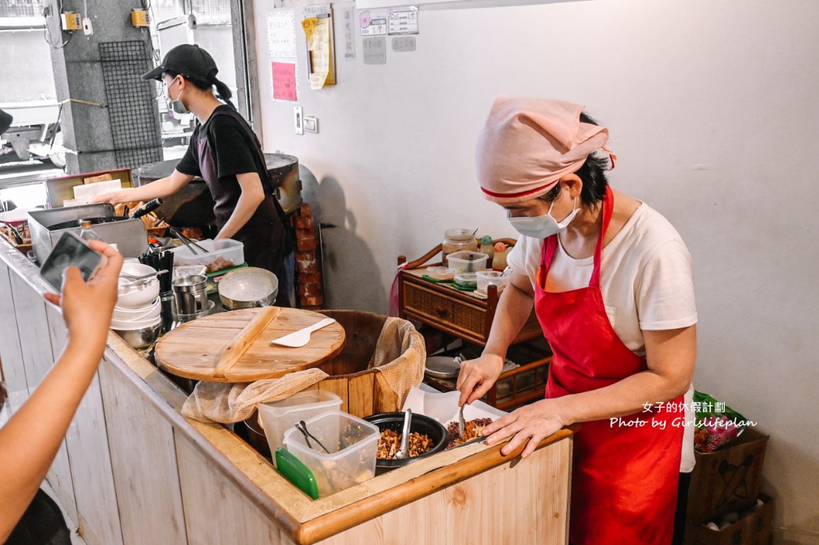 【基隆美食】平實豆漿：傳統古早味爐烤燒餅15元、黑米飯糰30元(外帶) @女子的休假計劃