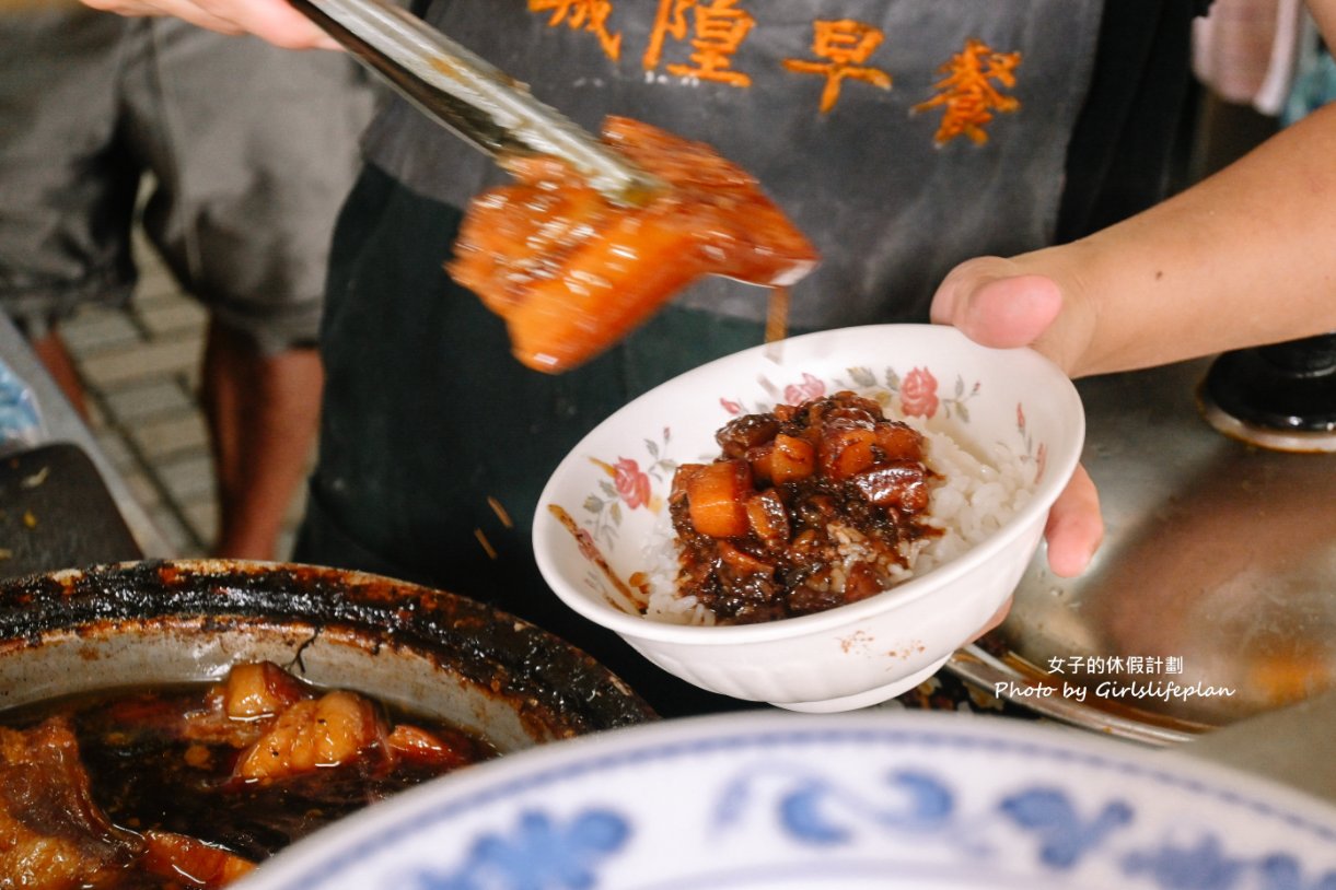 城隍早餐店，在地超過70年中式早餐店，人氣必吃控肉飯加半熟荷包蛋有夠肥美下飯/外帶 @女子的休假計劃