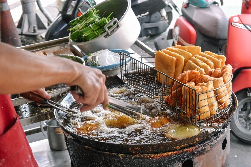 ㄚ忠炸粿｜超人氣銅板美食15元起炸蚵嗲40元，湯免費喝(外帶) @女子的休假計劃
