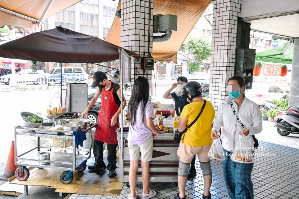 ㄚ忠炸粿｜超人氣銅板美食15元起炸蚵嗲40元，湯免費喝(外帶) @女子的休假計劃