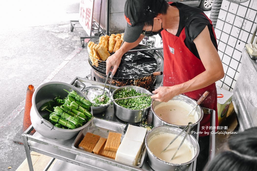 ㄚ忠炸粿｜超人氣銅板美食15元起炸蚵嗲40元，湯免費喝(外帶) @女子的休假計劃