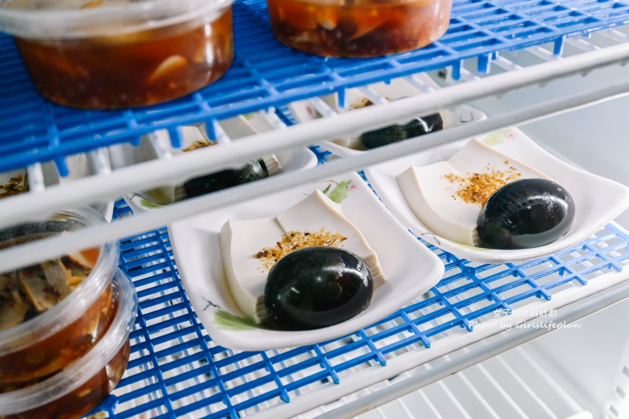【台北美食】亓家蒸餃，不到百元人氣蒸餃皮薄餡多滋味好，在地人與上班族的最愛/外帶 @女子的休假計劃