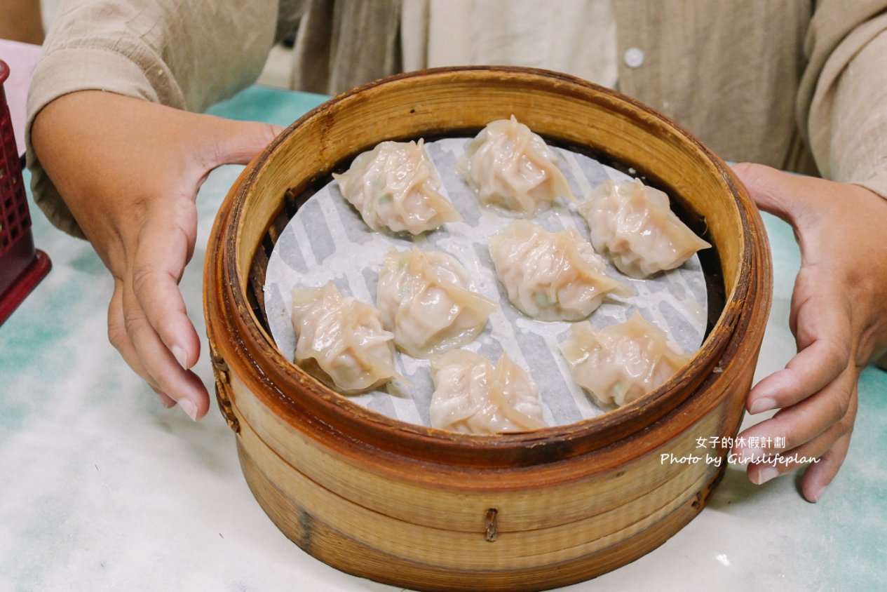 【台北美食】亓家蒸餃，不到百元人氣蒸餃皮薄餡多滋味好，在地人與上班族的最愛/外帶 @女子的休假計劃