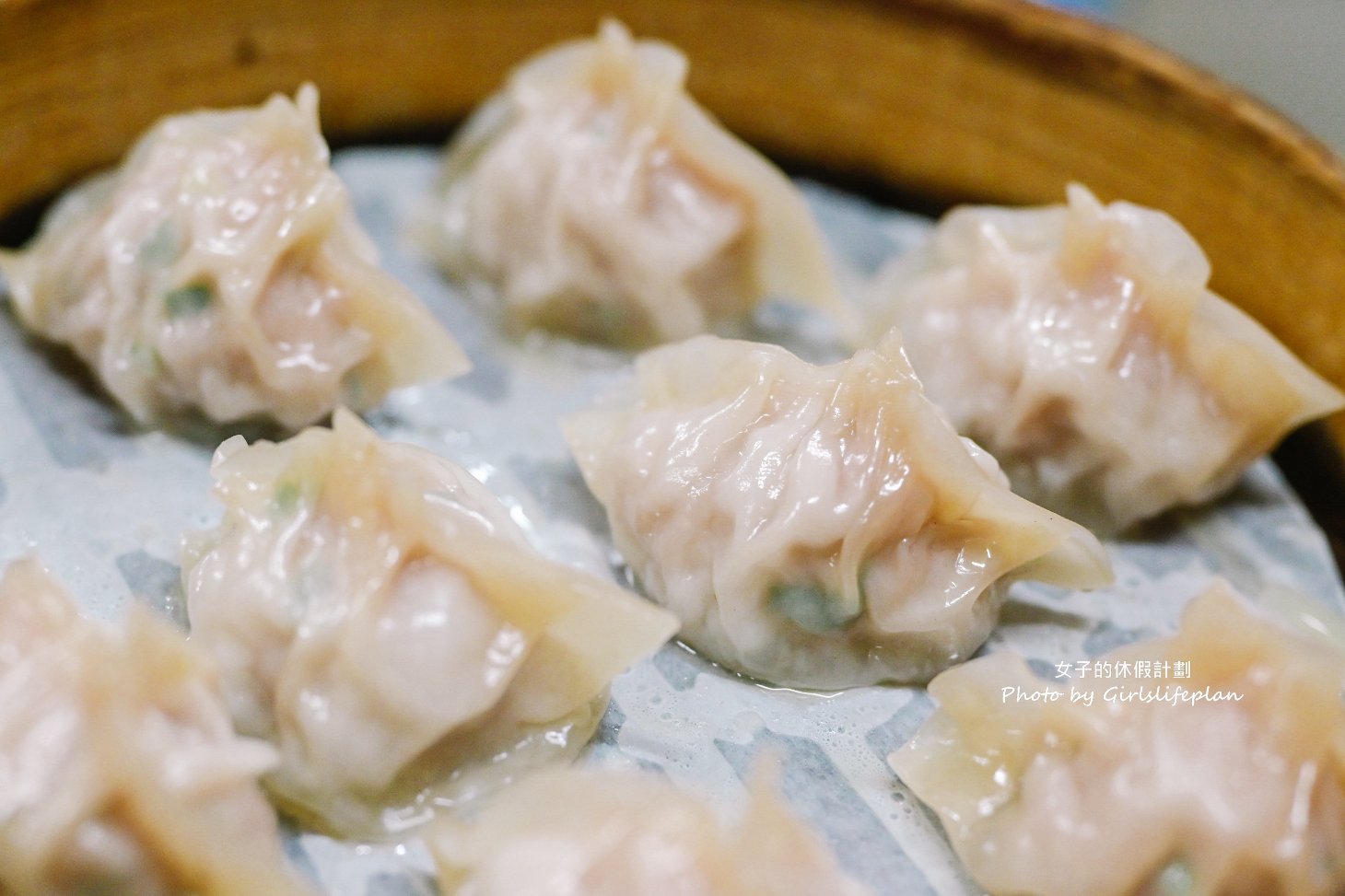 【台北美食】亓家蒸餃，不到百元人氣蒸餃皮薄餡多滋味好，在地人與上班族的最愛/外帶 @女子的休假計劃
