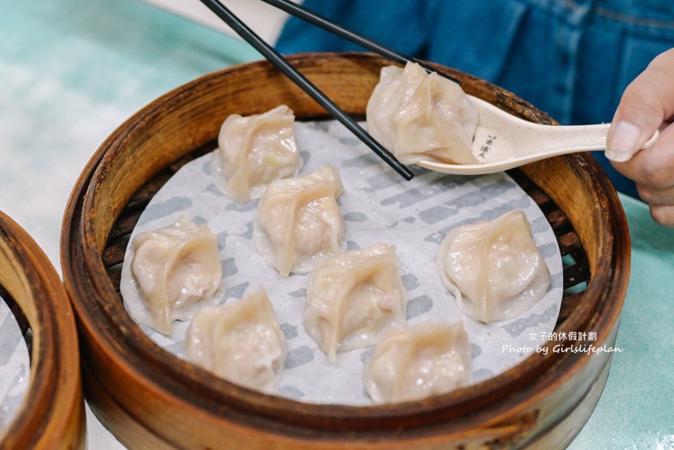 【台北美食】亓家蒸餃，不到百元人氣蒸餃皮薄餡多滋味好，在地人與上班族的最愛/外帶 @女子的休假計劃