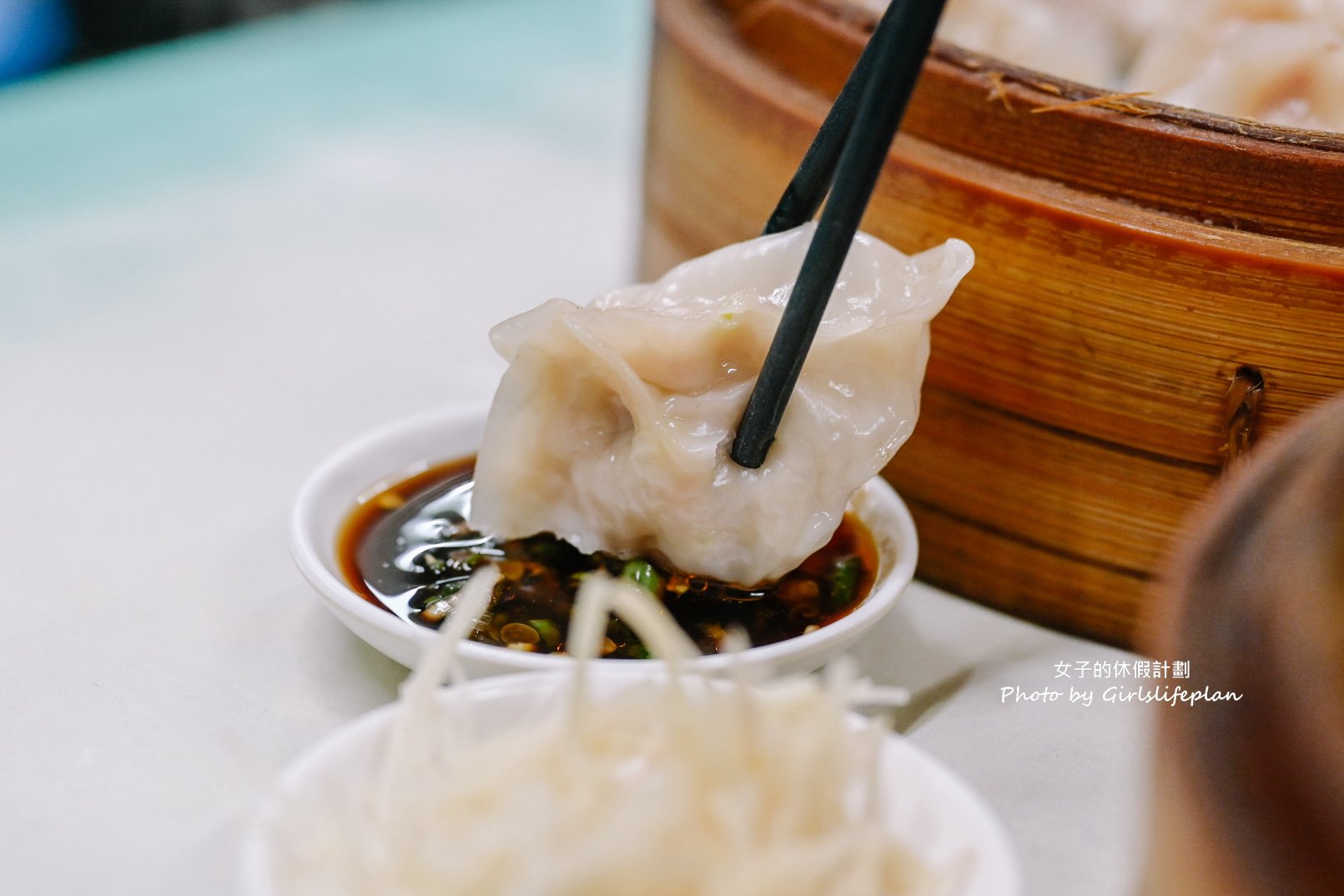 【台北美食】亓家蒸餃，不到百元人氣蒸餃皮薄餡多滋味好，在地人與上班族的最愛/外帶 @女子的休假計劃