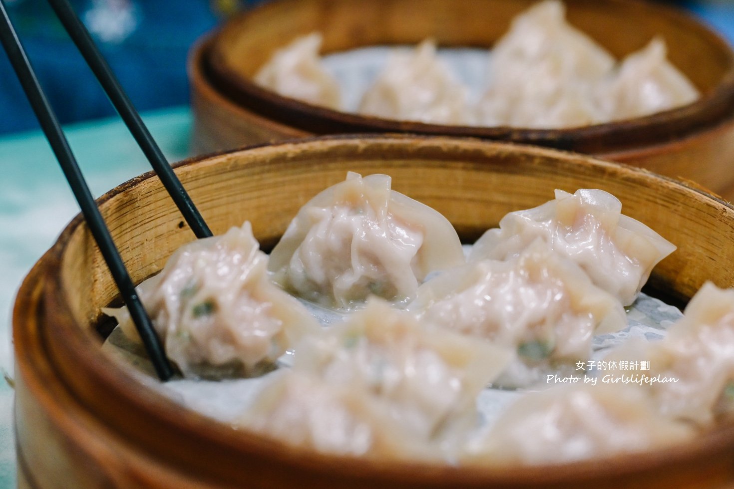 【台北美食】亓家蒸餃，不到百元人氣蒸餃皮薄餡多滋味好，在地人與上班族的最愛/外帶 @女子的休假計劃