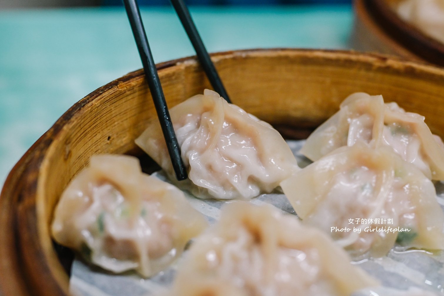 【台北美食】亓家蒸餃，不到百元人氣蒸餃皮薄餡多滋味好，在地人與上班族的最愛/外帶 @女子的休假計劃