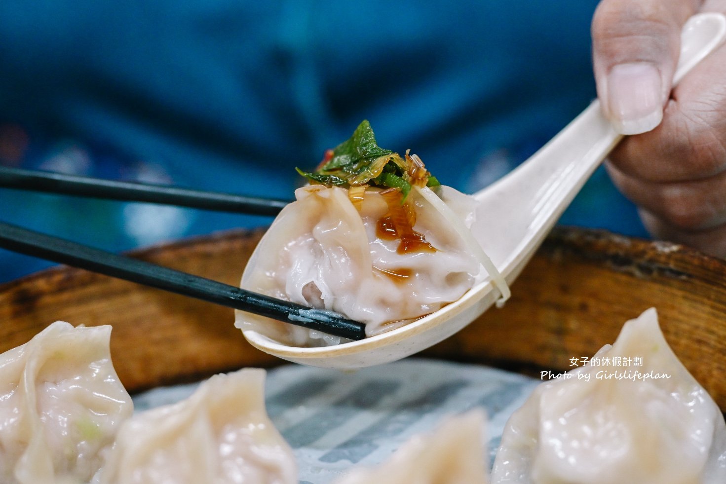 【台北美食】亓家蒸餃，不到百元人氣蒸餃皮薄餡多滋味好，在地人與上班族的最愛/外帶 @女子的休假計劃