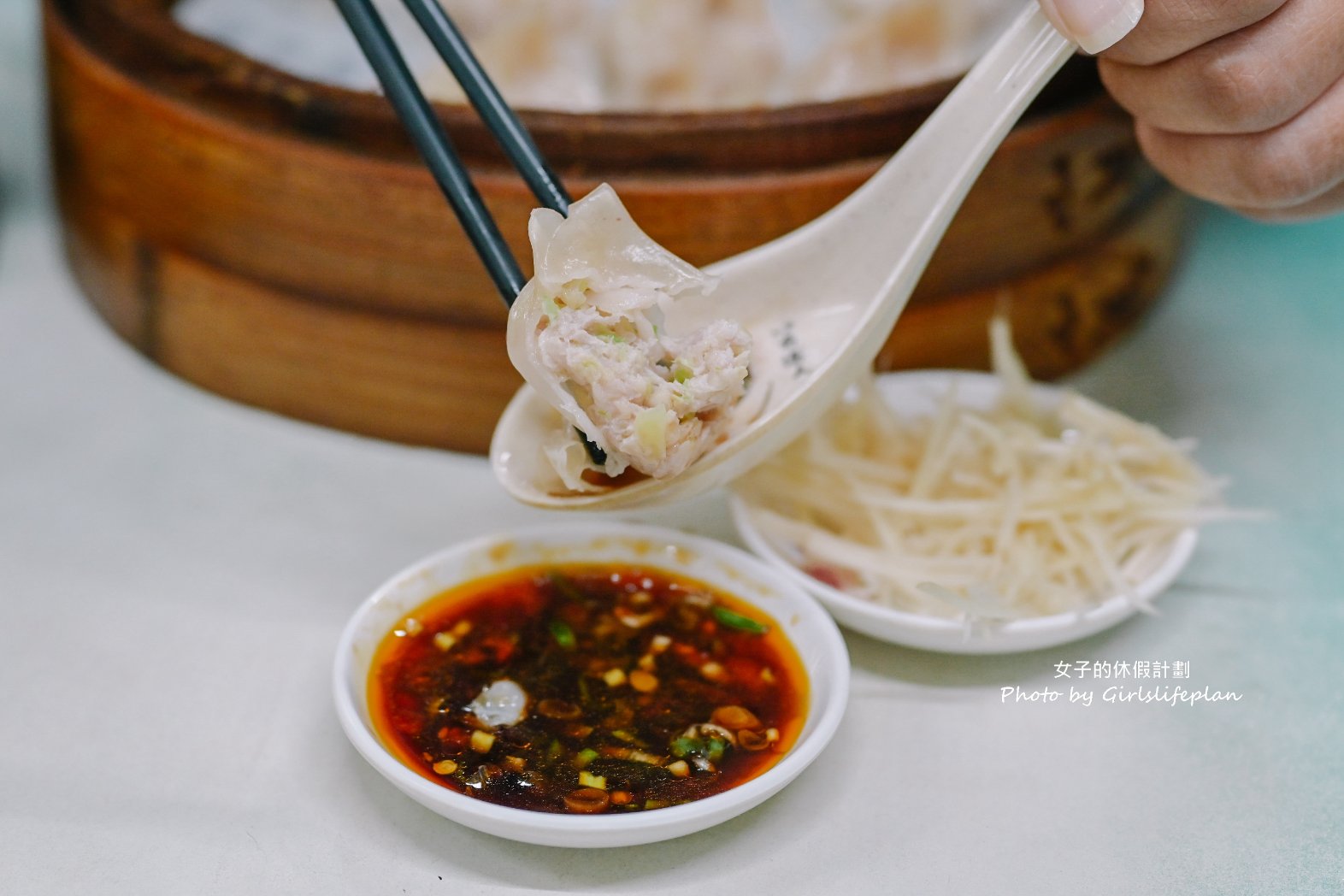 【台北美食】亓家蒸餃，不到百元人氣蒸餃皮薄餡多滋味好，在地人與上班族的最愛/外帶 @女子的休假計劃