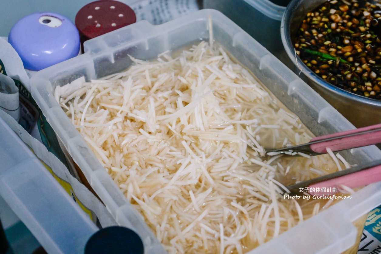 【台北美食】亓家蒸餃，不到百元人氣蒸餃皮薄餡多滋味好，在地人與上班族的最愛/外帶 @女子的休假計劃