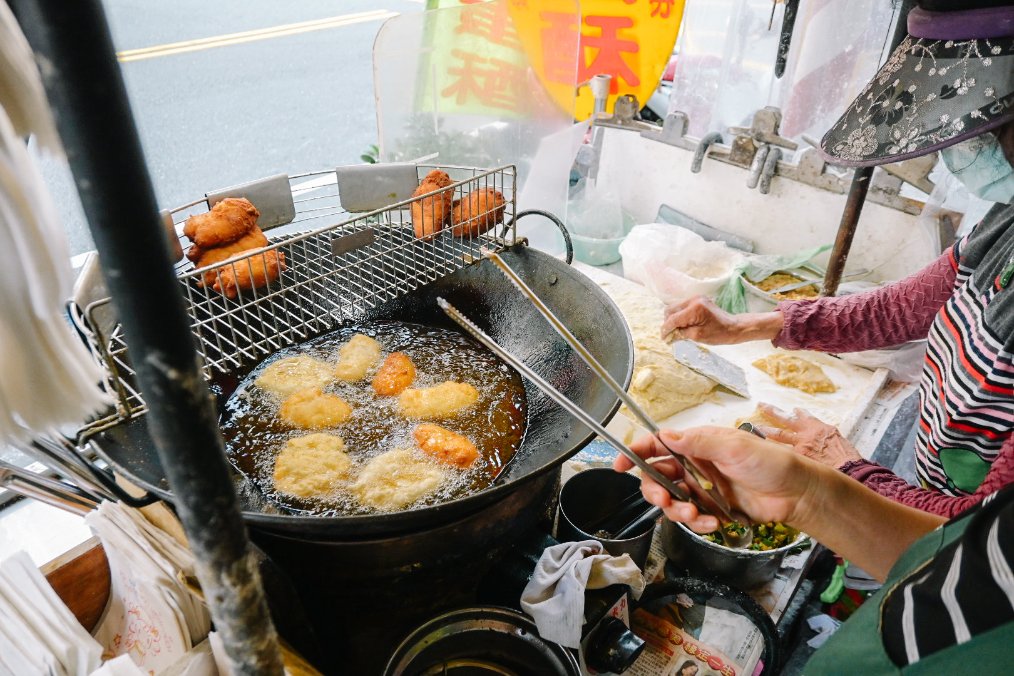 方家雞蛋酥｜古早味在地小吃一顆20元買十送一，只要唱台語歌就送雞蛋酥(外帶) @女子的休假計劃