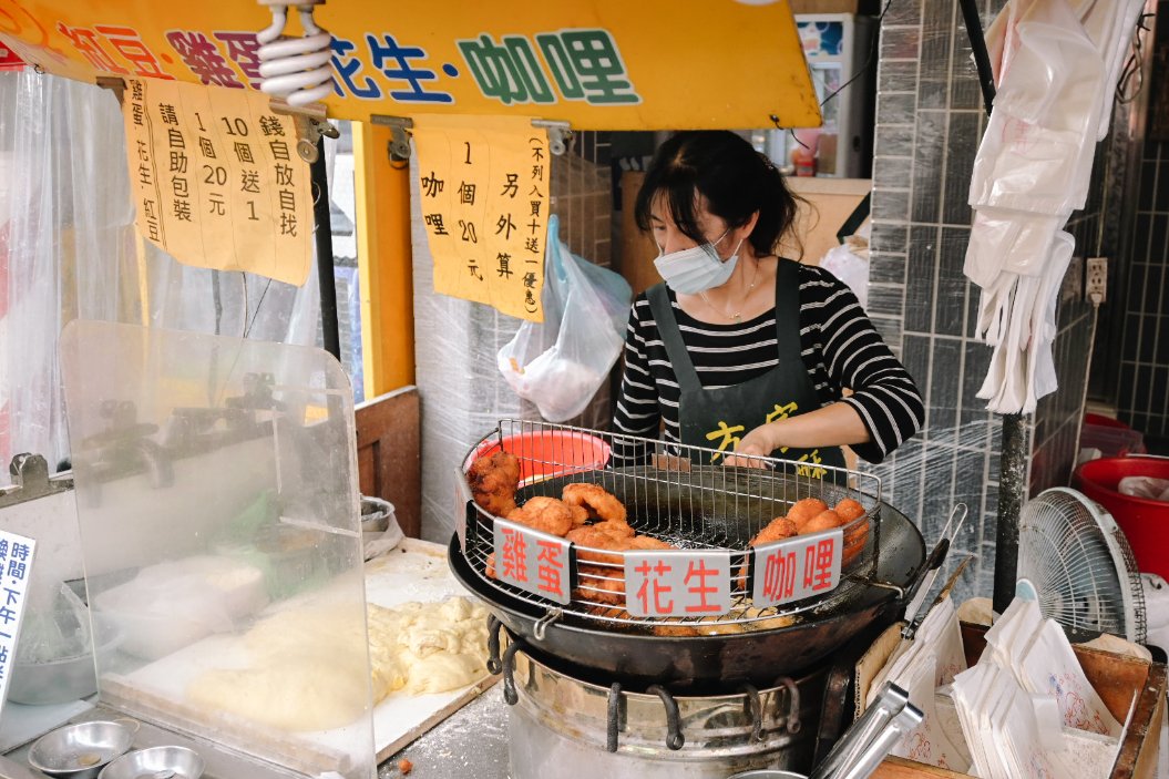 方家雞蛋酥｜古早味在地小吃一顆20元買十送一，只要唱台語歌就送雞蛋酥(外帶) @女子的休假計劃