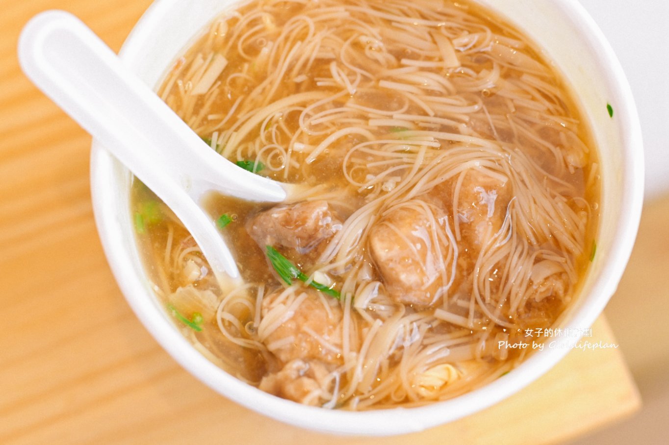 蚯蚓龍山麵線糊｜在地人都吃這，排隊美食一碗30元有肉有蛋很推薦/外帶 @女子的休假計劃