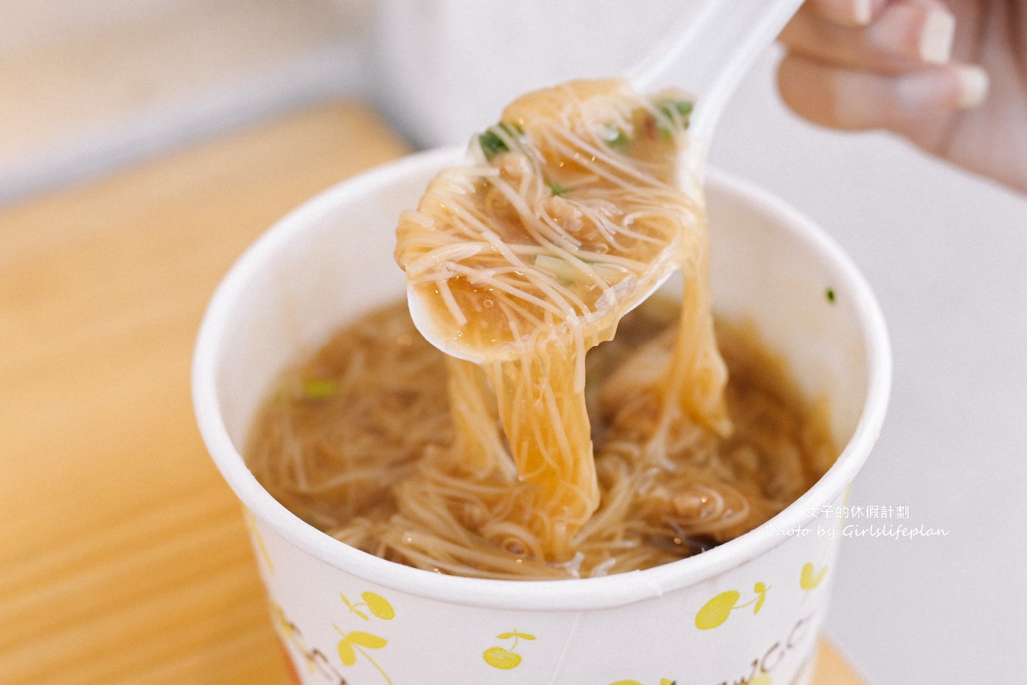 蚯蚓龍山麵線糊｜在地人都吃這，排隊美食一碗30元有肉有蛋很推薦/外帶 @女子的休假計劃
