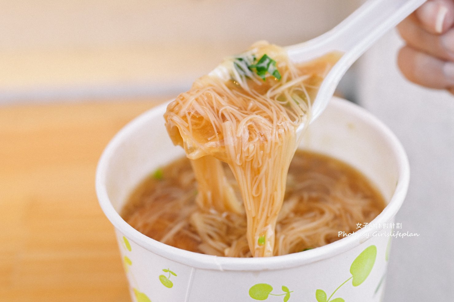 蚯蚓龍山麵線糊｜在地人都吃這，排隊美食一碗30元有肉有蛋很推薦/外帶 @女子的休假計劃