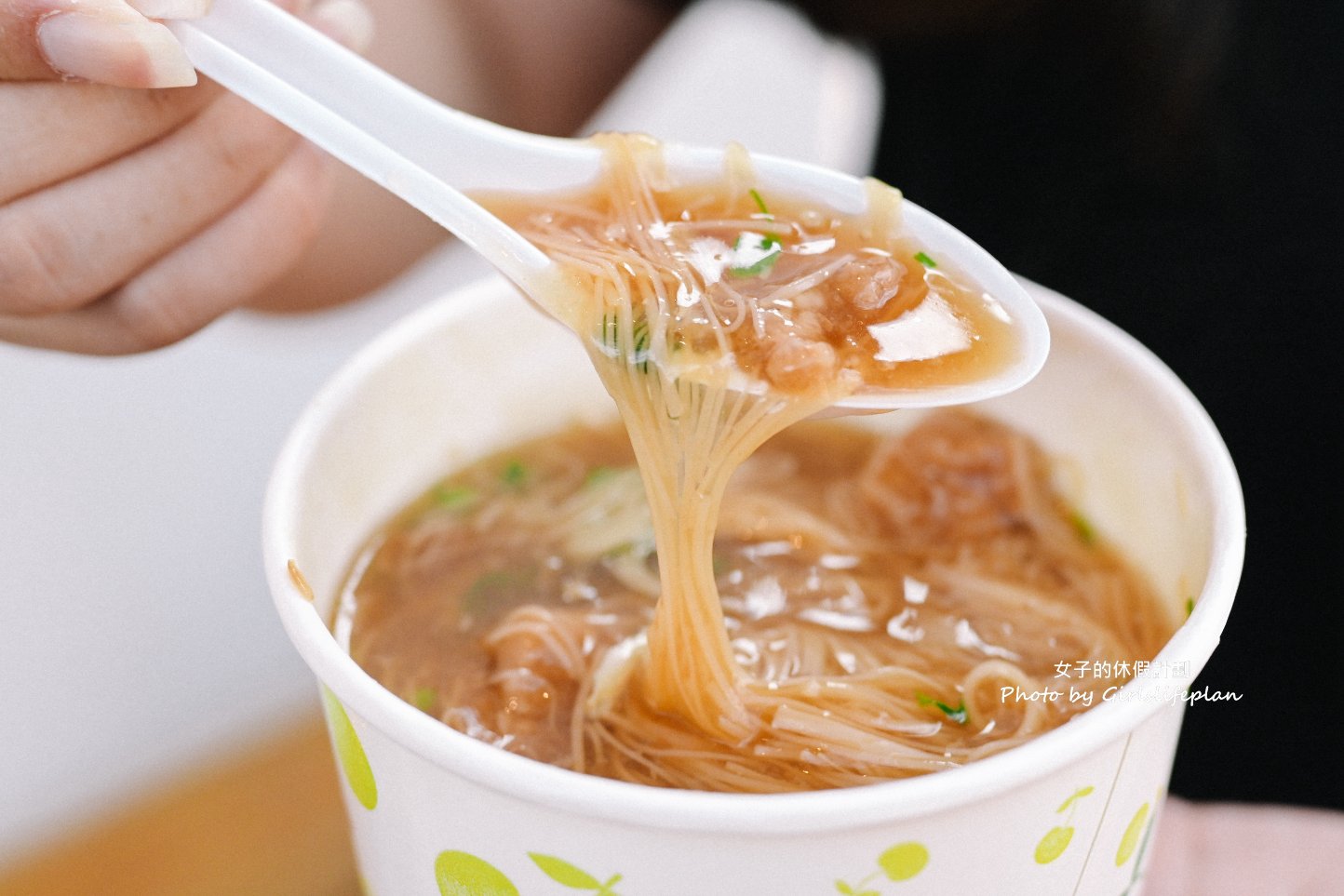 蚯蚓龍山麵線糊｜在地人都吃這，排隊美食一碗30元有肉有蛋很推薦/外帶 @女子的休假計劃