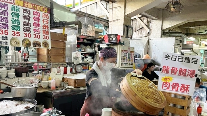 袁家筒仔米糕排骨酥｜米糕30元排骨酥湯30元湯免費續(外帶) @女子的休假計劃