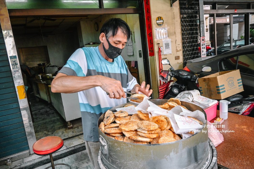 【高雄美食】上海阿英烤燒餅，在地15年手工燒餅店每顆18元(外帶) @女子的休假計劃