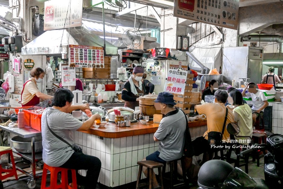 袁家筒仔米糕排骨酥｜米糕30元排骨酥湯30元湯免費續(外帶) @女子的休假計劃