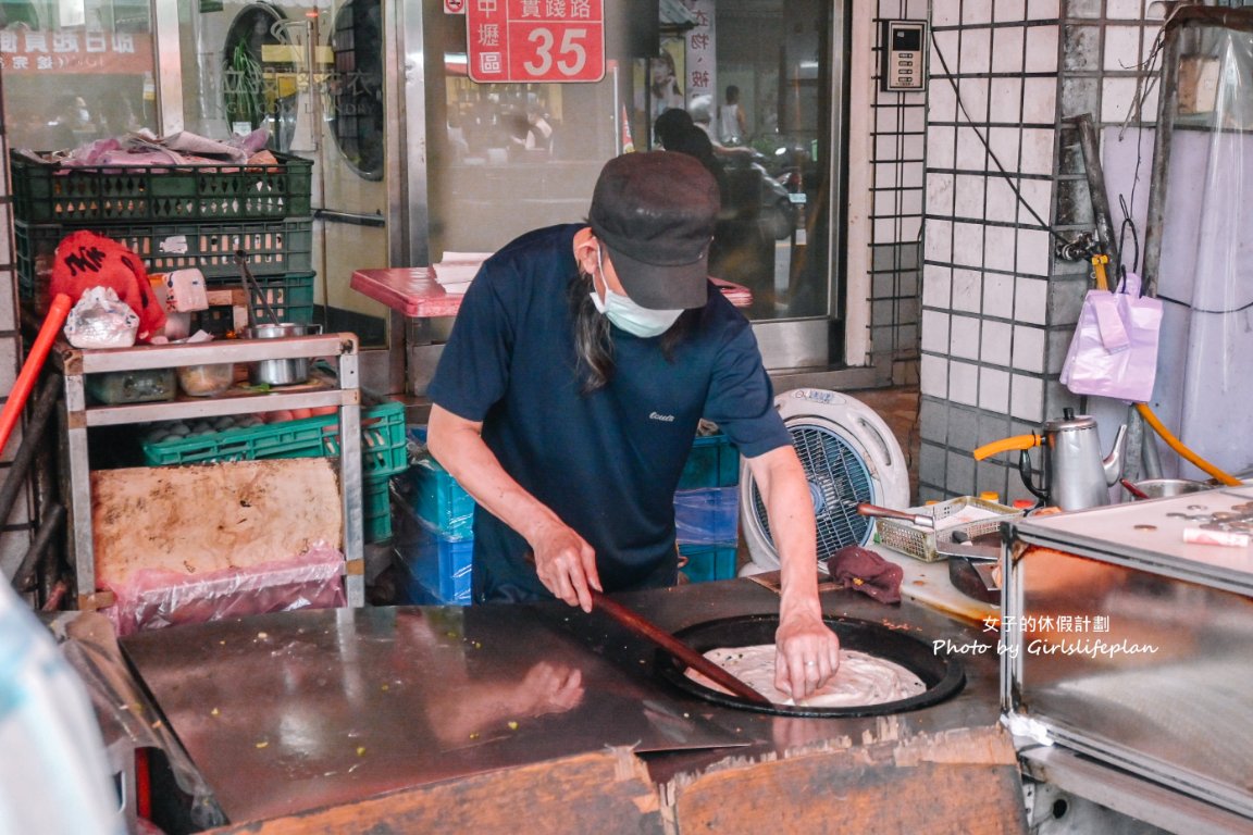 長髮阿伯蔥油餅｜中原夜市人氣排隊美食20元蔥油餅(外帶) @女子的休假計劃