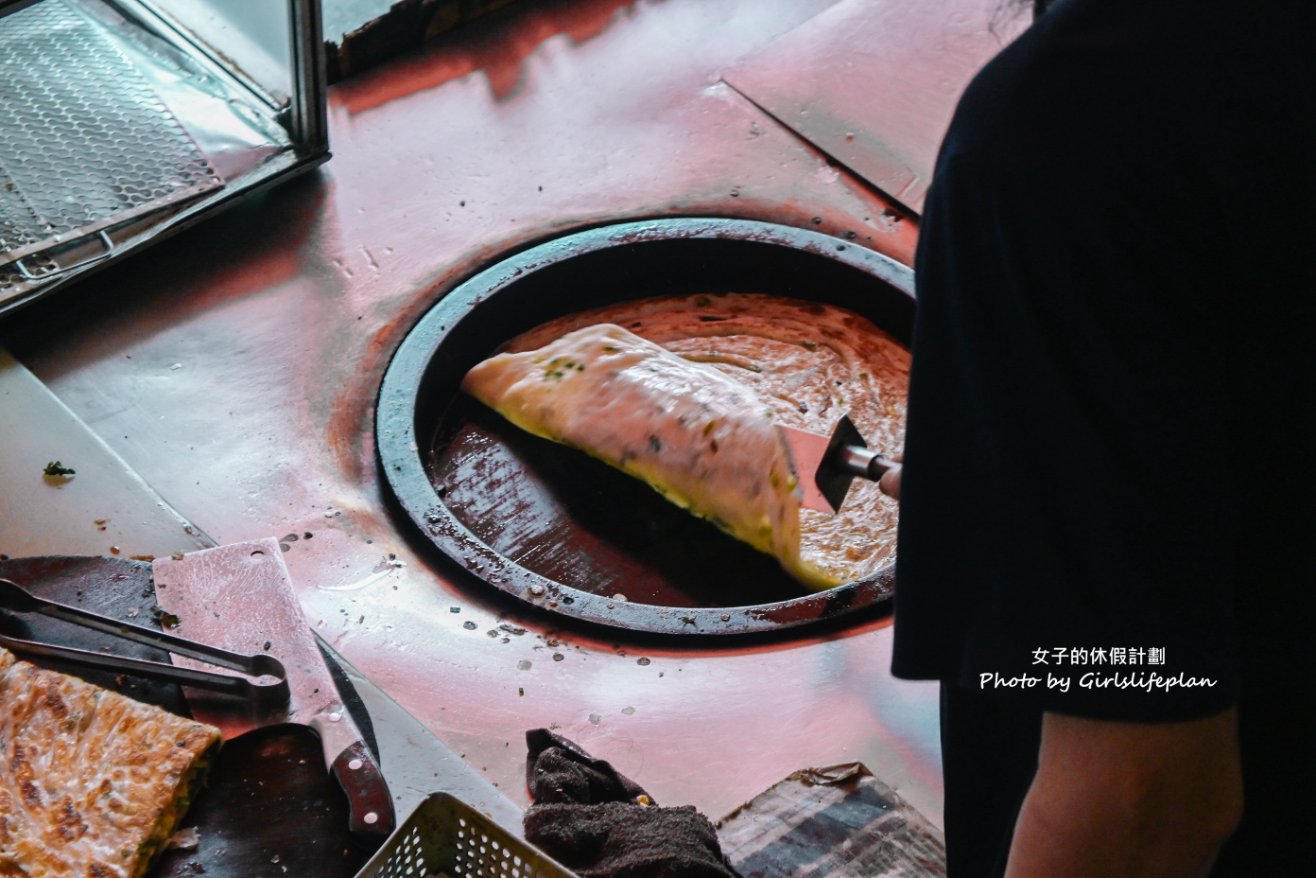 長髮阿伯蔥油餅｜中原夜市人氣排隊美食20元蔥油餅(外帶) @女子的休假計劃