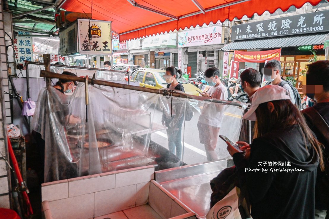 長髮阿伯蔥油餅｜中原夜市人氣排隊美食20元蔥油餅(外帶) @女子的休假計劃