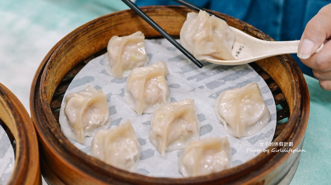 【台北美食】亓家蒸餃，不到百元人氣蒸餃皮薄餡多滋味好，在地人與上班族的最愛/外帶 @女子的休假計劃