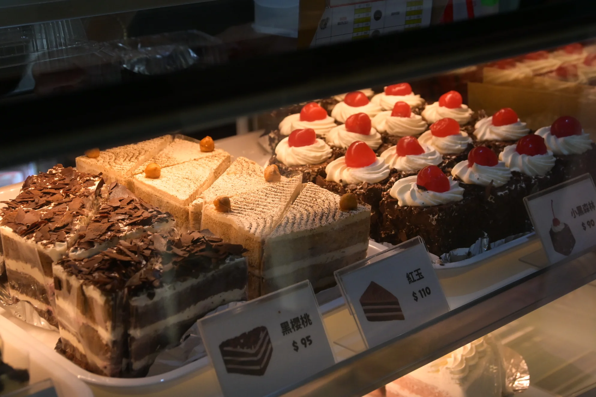 【桃園美食】紅葉蛋糕桃園店：紅葉蛋糕｜推薦必買鮮奶油蛋糕、黑森林蛋糕(外帶) @女子的休假計劃