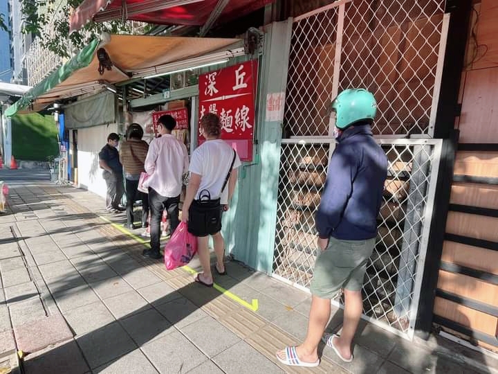 深丘大腸蚵仔麵線｜料多實在加點辣更美味(外帶) @女子的休假計劃