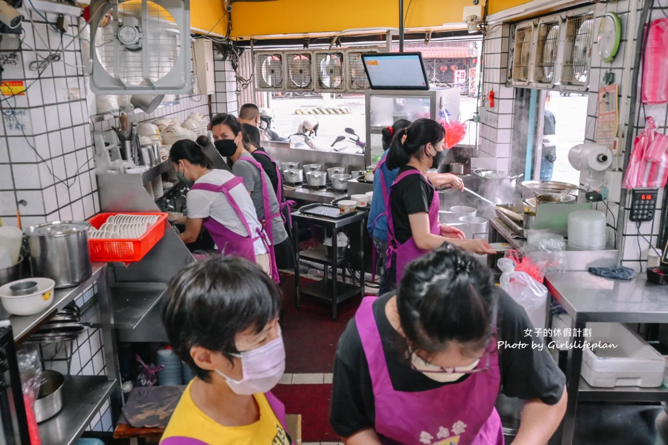 【新莊美食】魯肉發無刺虱目魚粥，在地人最愛排隊美食，光店員就9人作業中(外帶) @女子的休假計劃
