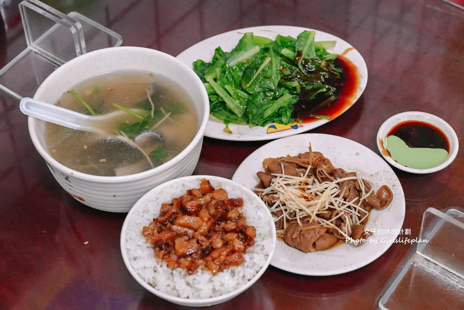 魯肉發無刺虱目魚粥｜在地人最愛排隊美食，光店員就9人(外帶) @女子的休假計劃