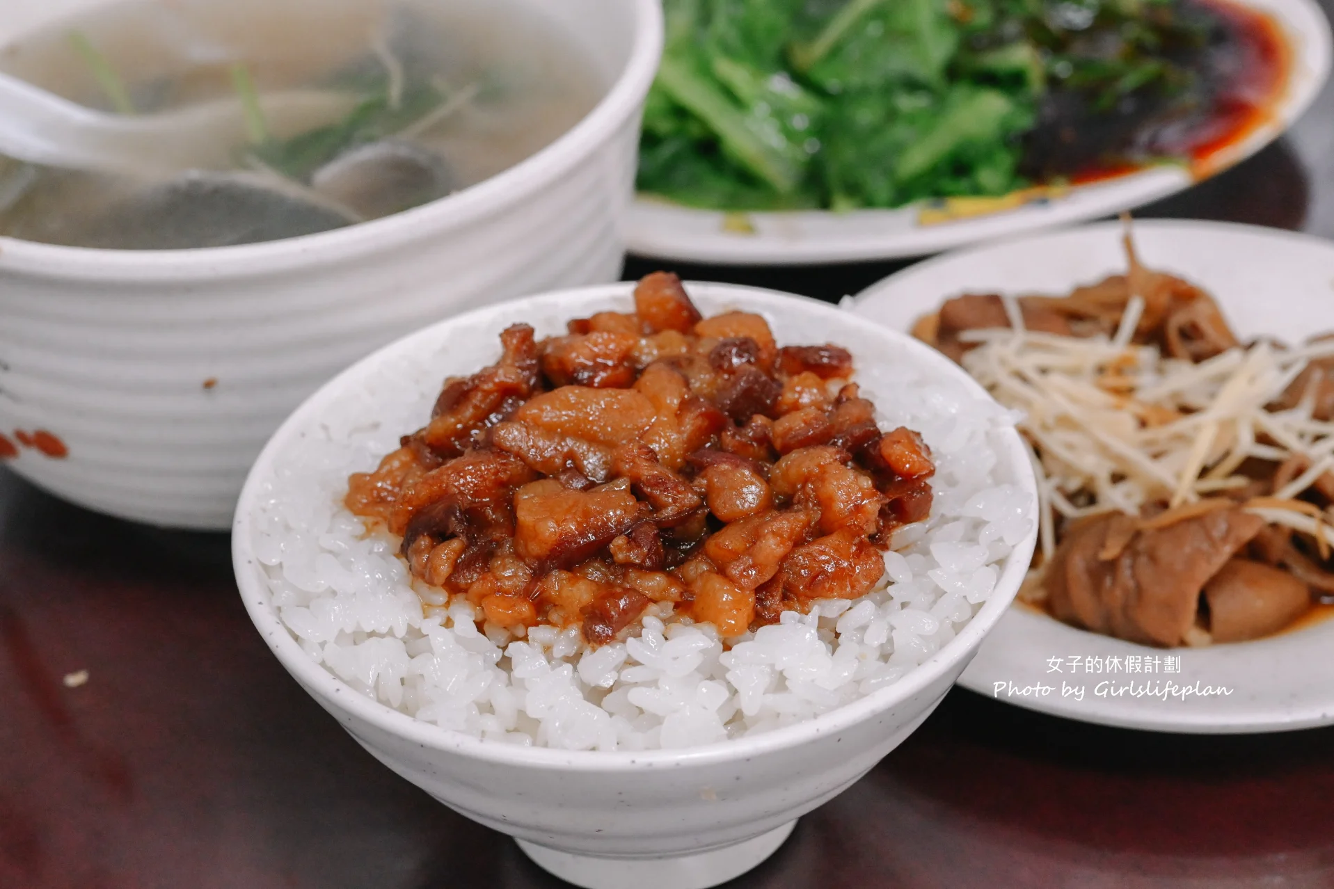 魯肉發無刺虱目魚粥｜在地人最愛排隊美食，光店員就9人(外帶) @女子的休假計劃