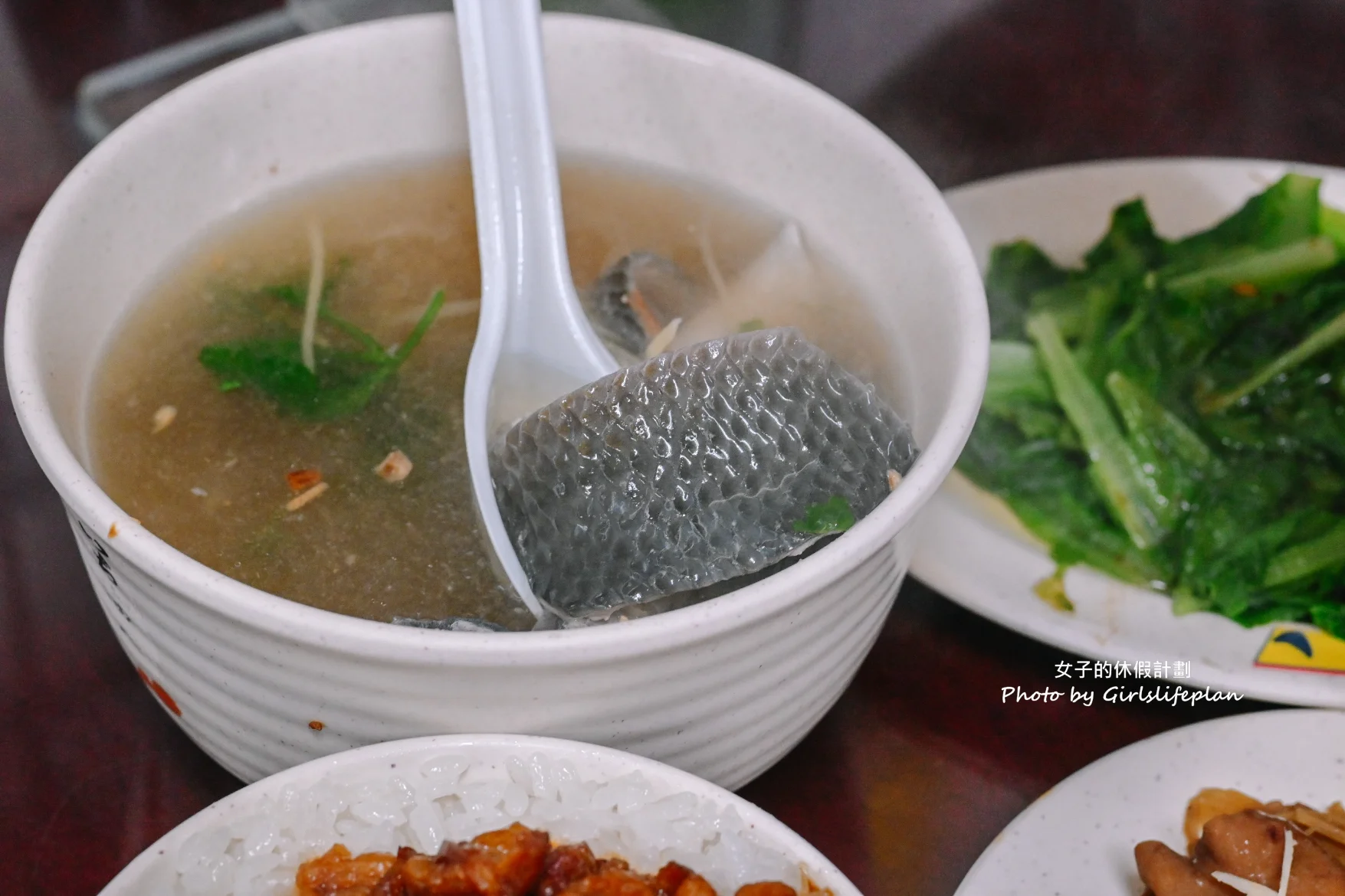 魯肉發無刺虱目魚粥｜在地人最愛排隊美食，光店員就9人(外帶) @女子的休假計劃