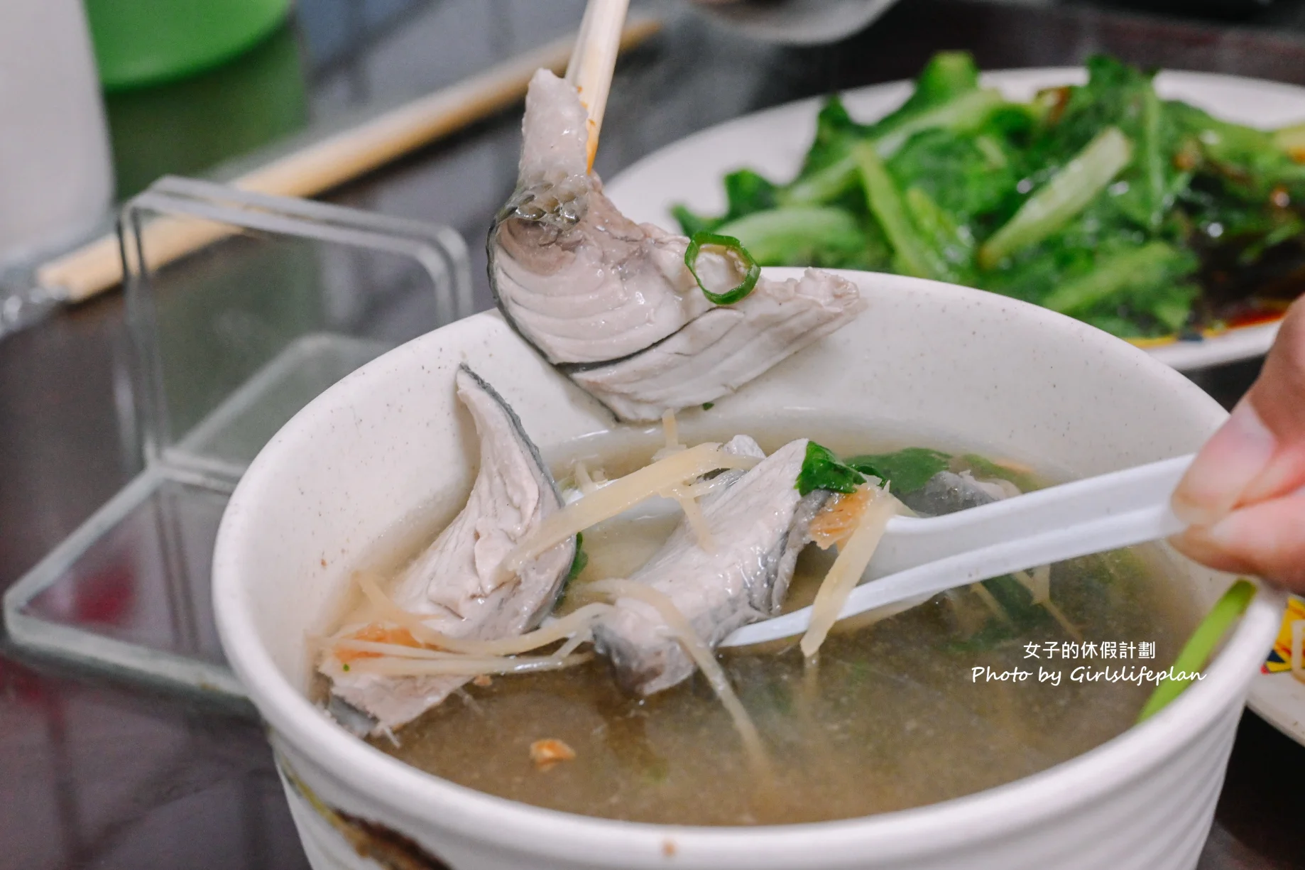 魯肉發無刺虱目魚粥｜在地人最愛排隊美食，光店員就9人(外帶) @女子的休假計劃