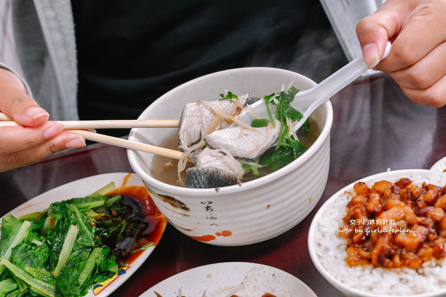 魯肉發無刺虱目魚粥｜在地人最愛排隊美食，光店員就9人(外帶) @女子的休假計劃