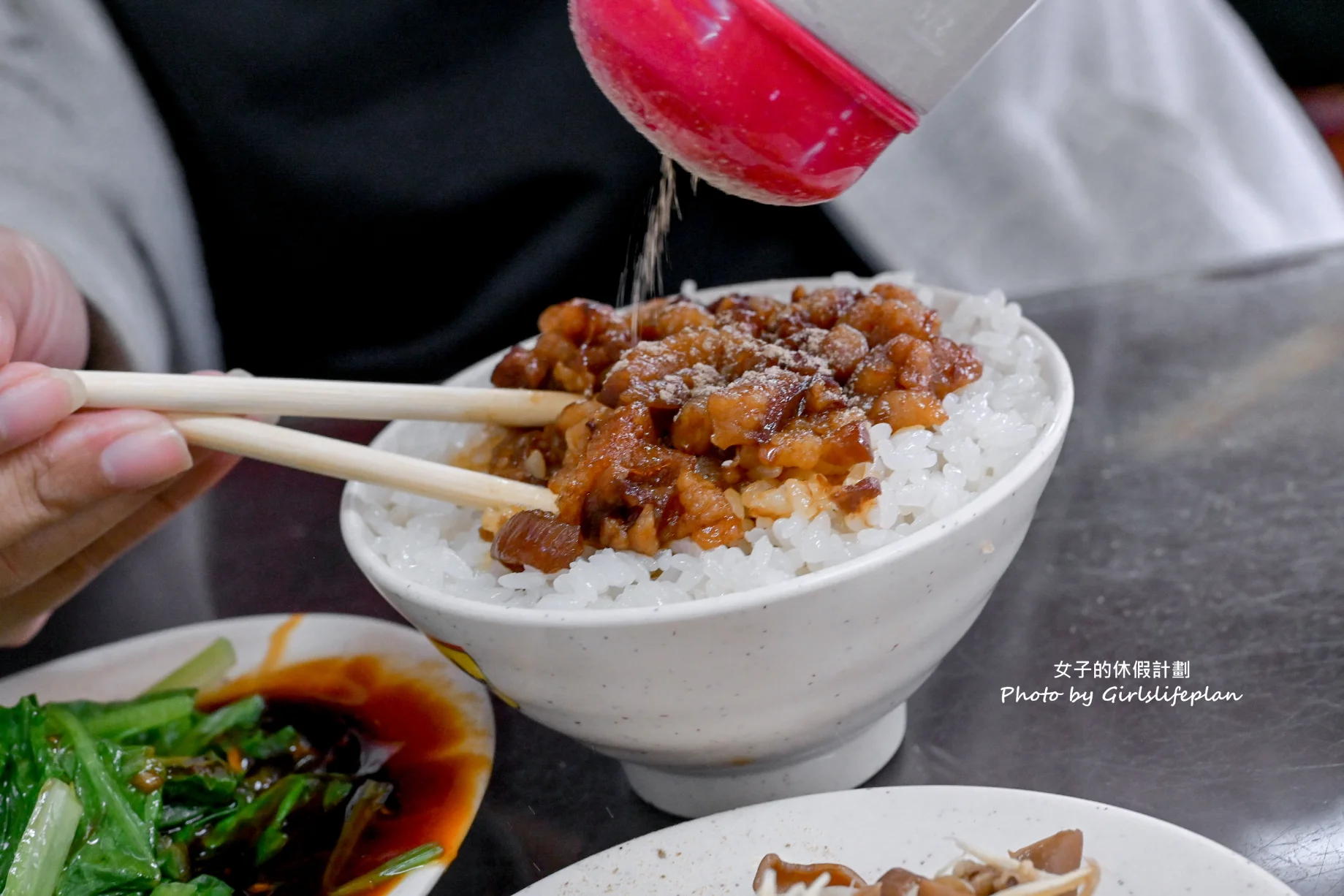魯肉發無刺虱目魚粥｜在地人最愛排隊美食，光店員就9人作業中(外帶) @女子的休假計劃