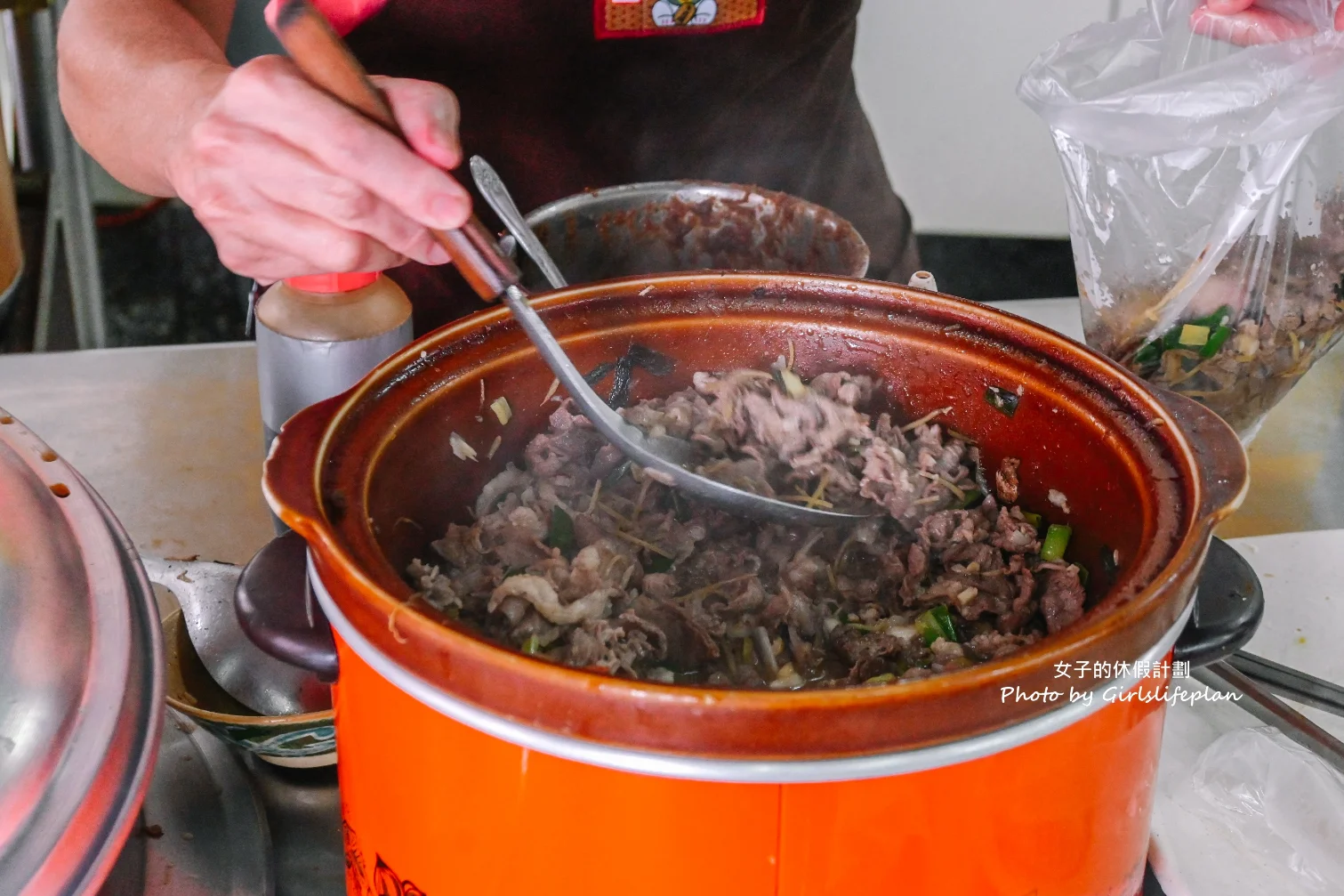 新莊羊肉榮｜人氣美食羊肉飯炒羊肉，蒜泥九層塔隨意加(外帶) @女子的休假計劃