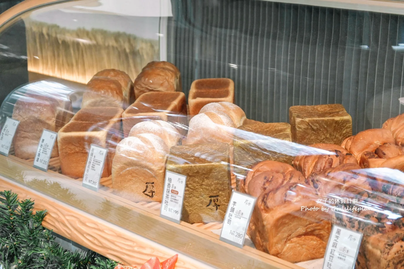 【桃園美食】厚冶 Bakery & Cafe，貨櫃玻璃屋咖啡廳(外帶) @女子的休假計劃