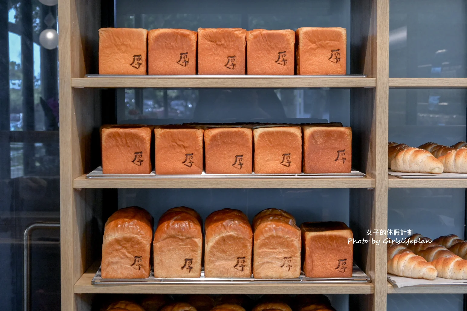 【桃園美食】厚冶 Bakery & Cafe，貨櫃玻璃屋咖啡廳(外帶) @女子的休假計劃