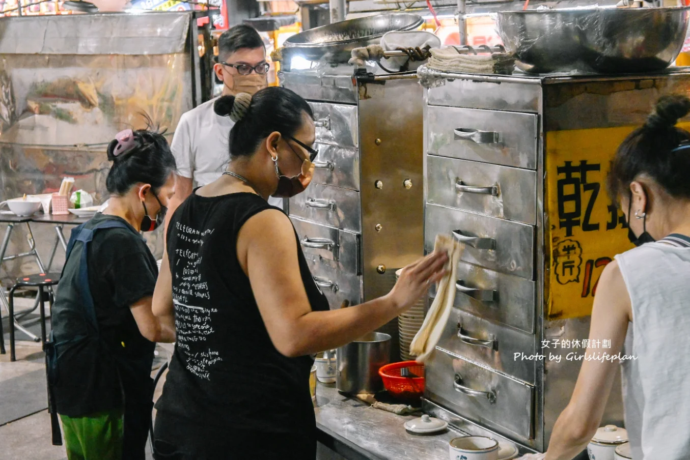 【南雅夜市】懷念排骨酥湯，50年老店板橋在地美食(外帶) @女子的休假計劃